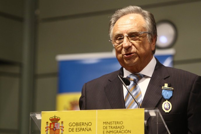 Tomás Fuertes Recibe La Medalla De Oro Al Mérito En El Trabajo