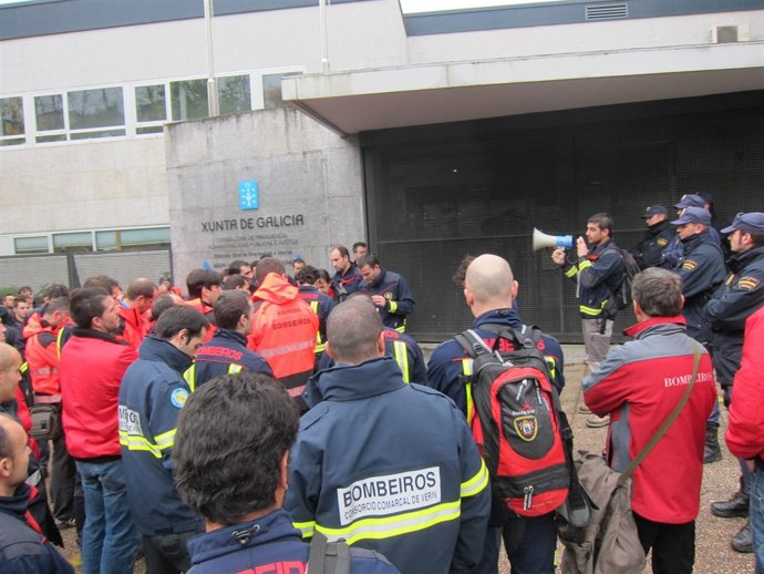 Unos 100 Bomberos De Parques Comarcales, Ante La Dirección Xeral De Emerxencias