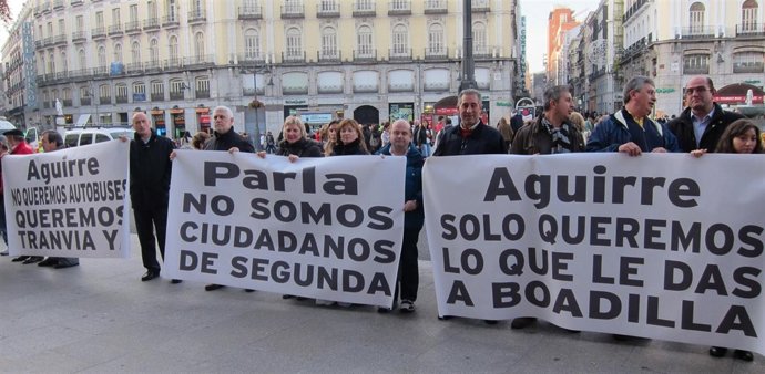 Vecinos De Parla Reclaman A Aguirre Que Mantenga El Tranvía Con Pancartas
