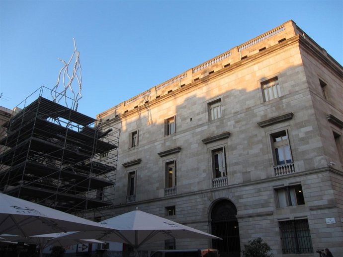 Monumento A Los Castellers Frente Al Edificio Consistorial