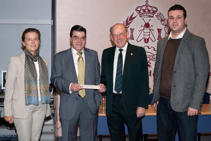 Imagen De La Entrega Del Premio