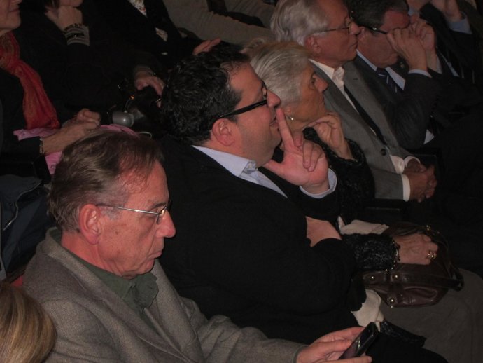 Joan Ignasi Elena, En El Centro, Acompañado Por Raimon Obiols