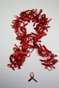 Cruz Roja conmemora el Día Mundial contra el SIDA con la distribución de información para evitar el contagio