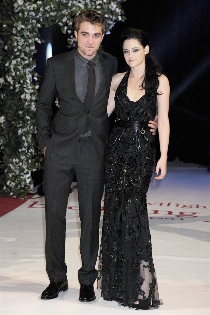 Robert Pattinson Y Kristen Stewart Posando