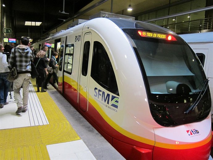 Uno De Los Trenes Eléctricos En La Estación Intermodal.