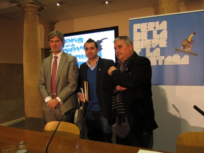 Por La Izquierda, Niño, Moreno Y Vázquez, Posan Tras La Presentación. 