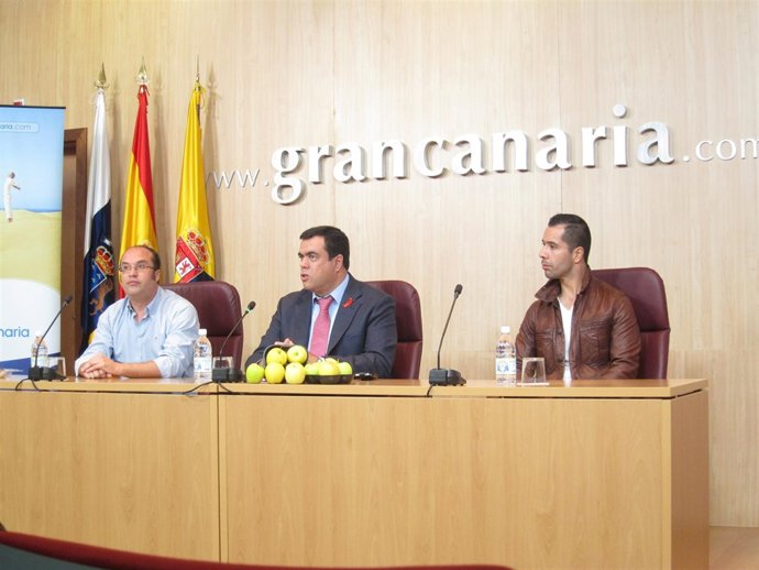 Consejero De Turismo Del Cabildo De Gran Canaria, Melchor Camón (Centro)