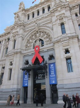 Lazo Rojo En El Palacio De Cibeles Por El Día Del Sida