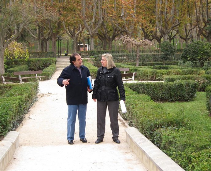 Enrique Collados Y Mª Jesús Martínez Del Campo (PP) En El Parque Grande