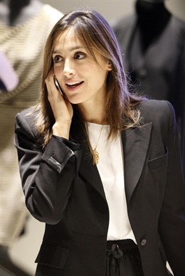 Tamara Falcó Hablando Por El Móvil 