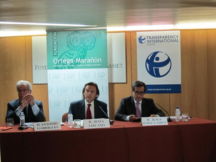 Rresponsables De La Organización Presentando El Informe En Rueda De Prensa