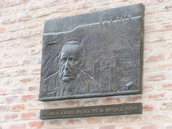 Placa de homenaje de  Valladolid a Miguel Delibes por su novela 'El Hereje'