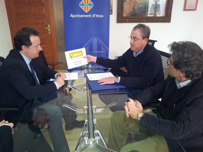 Acto De Firma Del Convenio Entre El Ibavi Y El Ayuntamiento De Inca.