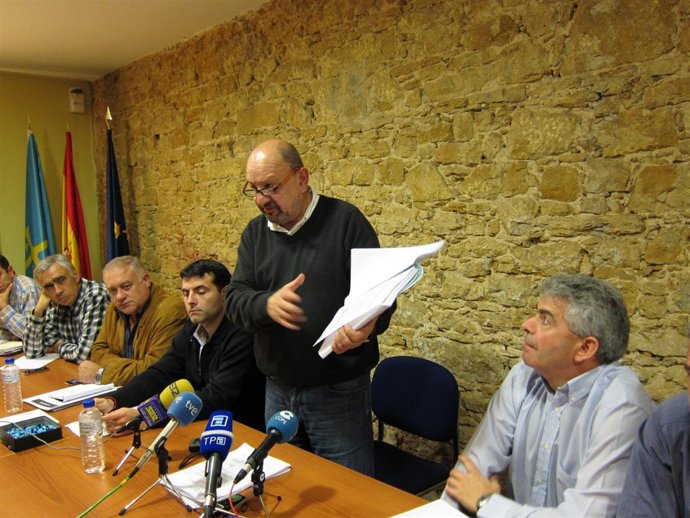 Francisco  González, Muestra El Convenio De Su Grupo.