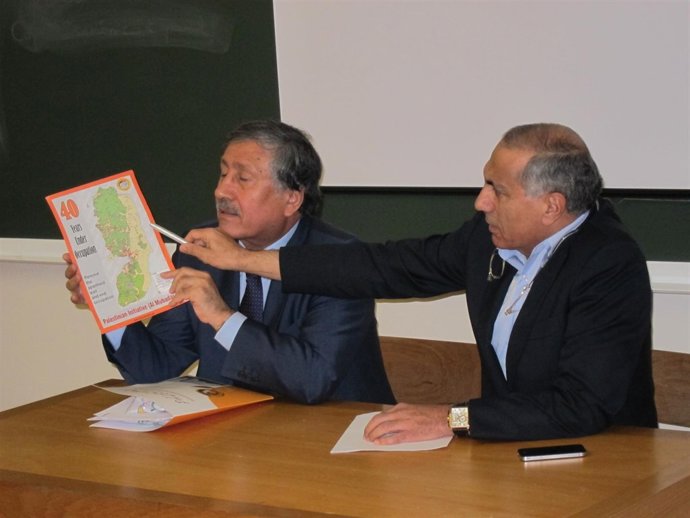 El Embajador Palestino (Izquierda), Junto A Su Traductor En La Rueda De Prensa