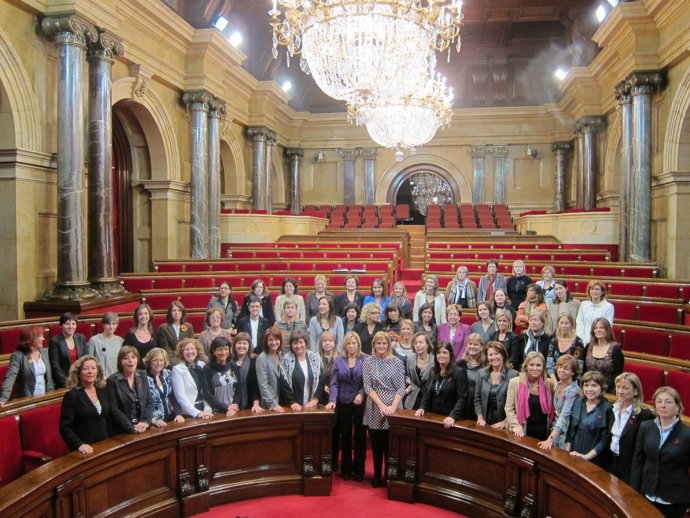 Pleno Del Parlament Únicamente Con Las Diputadas