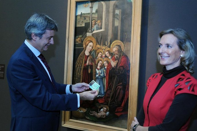 Rafael Ripoll Mira Un Décimo De Lotería Ilustrado Con La Obra Del San Pío V