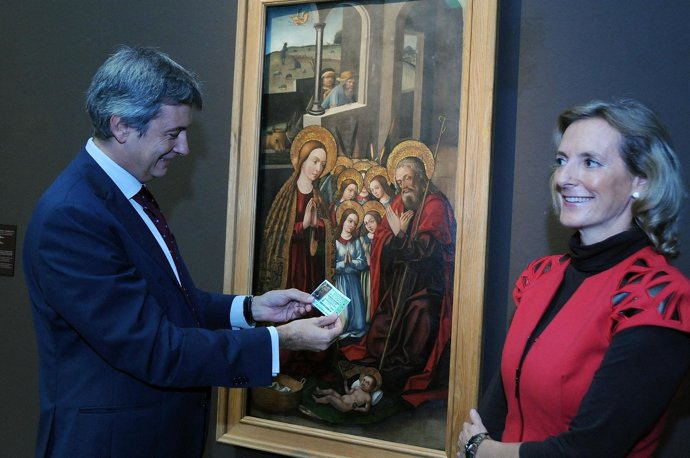 Rafael Ripoll Mira Un Décimo De Lotería Ilustrado Con La Obra Del San Pío V