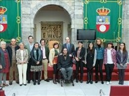 Cagigas Con Los Invitados En El Patio Del Parlamento