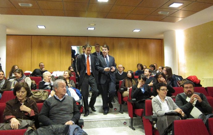 Ramírez Y Mañueco Acceden Al Salón De Actos