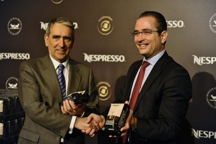 Momento De La Entrega De La Donación De Nespresso A FESBAL      