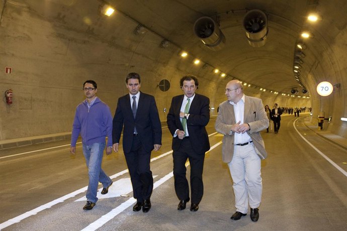 El Consejero De Obras Públicas Inaugura La Variante Y El Túnel De Santullán