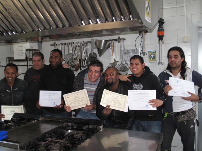 Interinos Del Centro Penitenciaro Madrid III Con Sus Diplomas De Un Curso 