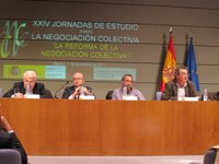 Patronal y sindicatos se comprometen a evitar otro decreto
