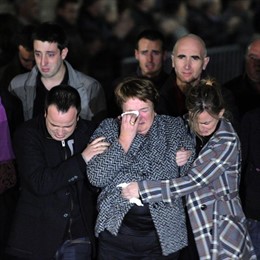 Viuda de Ignacio Uria, llorando tras el funeral de su esposo