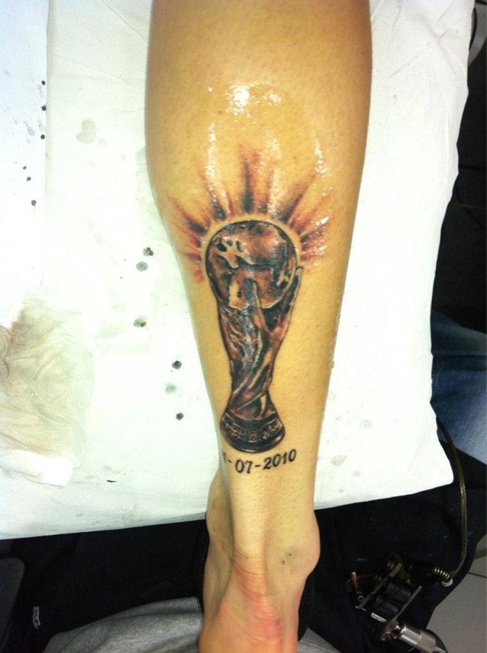 Gemelo De Sergio Ramos Con La Copa Del Mundo Tatuada 