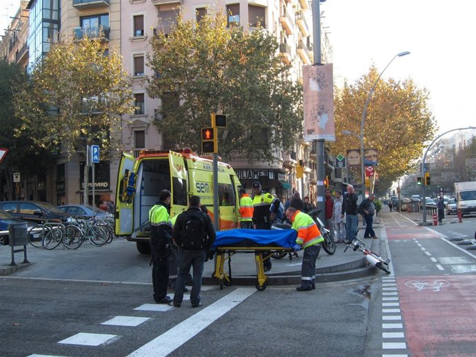 Accidente Entre Bicicleta Y Moto En El Paral·Lel De Barcelona