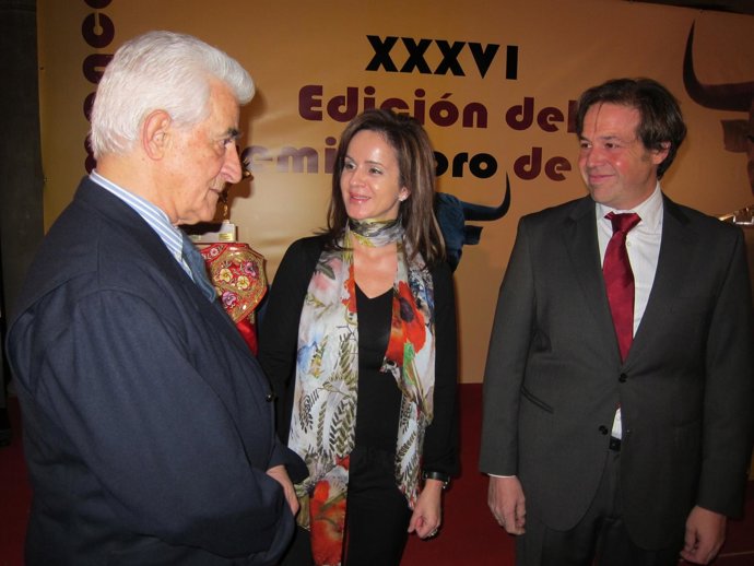  La Consejera Junto Al Torero Santiago Martín Y El Representante De Garcigrande 