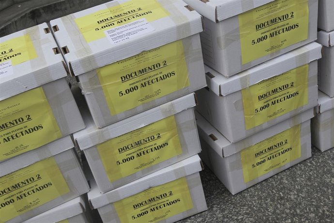 Los afectados por el caos aéreo piden 50 millones a los controladores