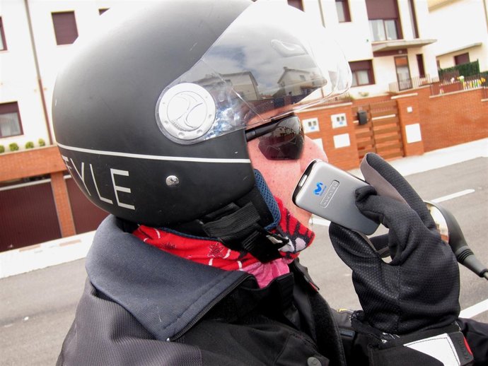 Un motorista habla por el móvil