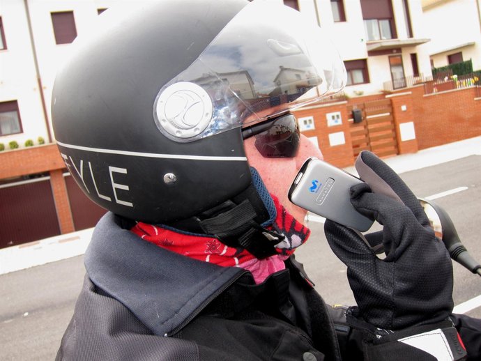 Un motorista habla por el móvil