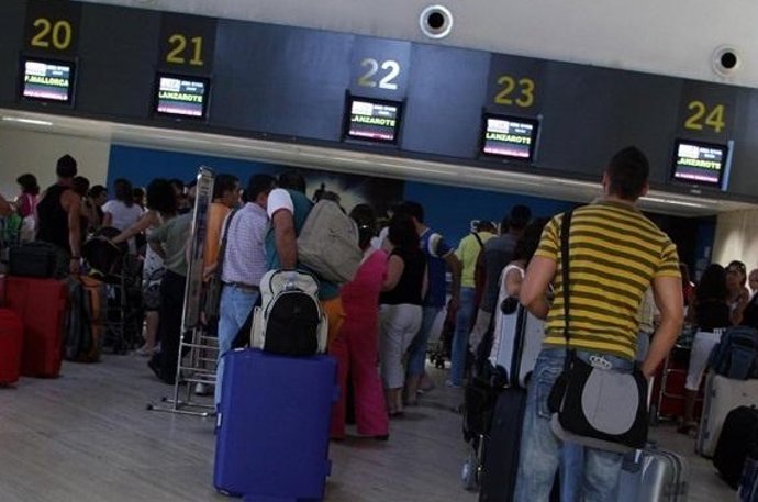 Pasajeros en un aeropuerto