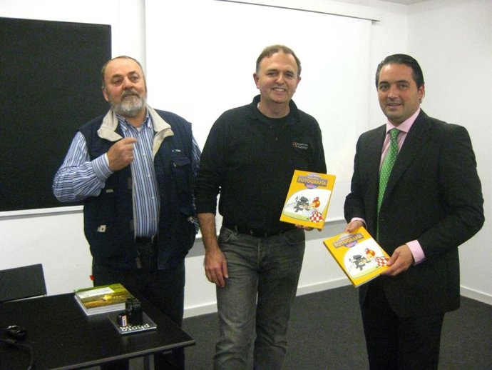 Gómez, A La Derecha, Durante La Presentación Del Libro