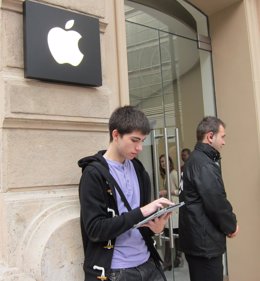 El Joven Que Pretende Ser El Primer Visitante De La Apple Store De Valencia