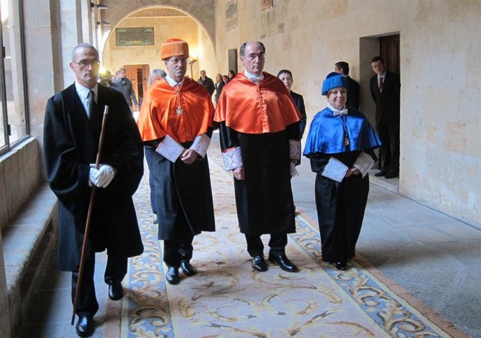 Ignacio Sánchez Galán Entra En El Paraninfo De La Universidad De Salamanca