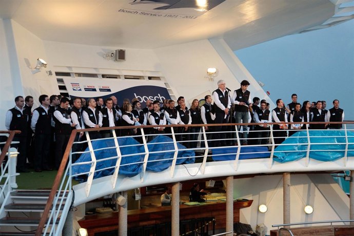 Parte Del Equipo De Bosch En La Cubierta Del Barco