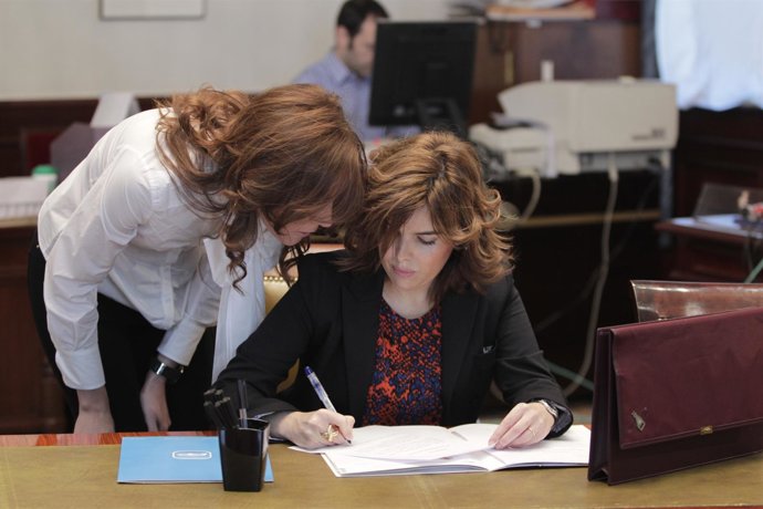 Soraya Sáenz De Santamaría, Se Acredita En El Congreso