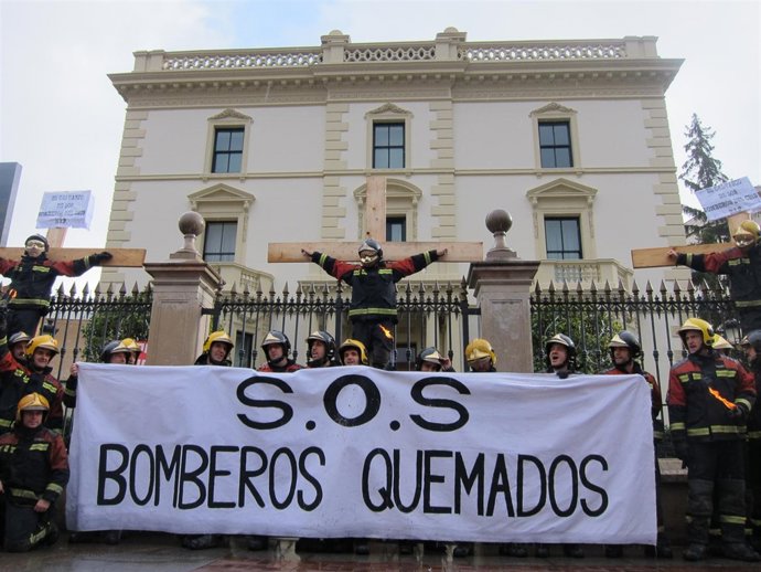 Bomberos Crucificados Por Sus Condiciones Laborales Protesta Manifestación
