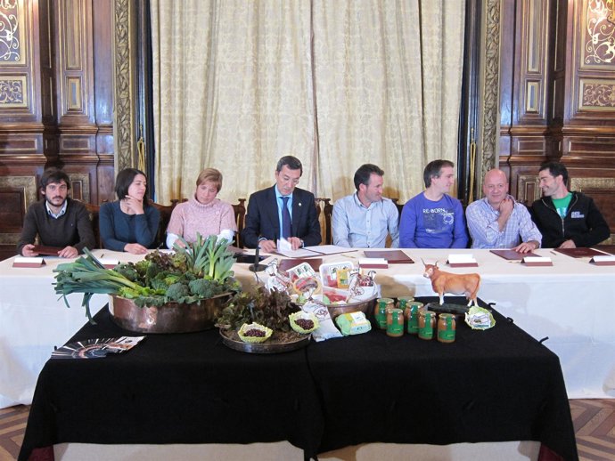 Bilbao, En El Acto De Firma Con Los Siete Ganaderos Y Agricultores