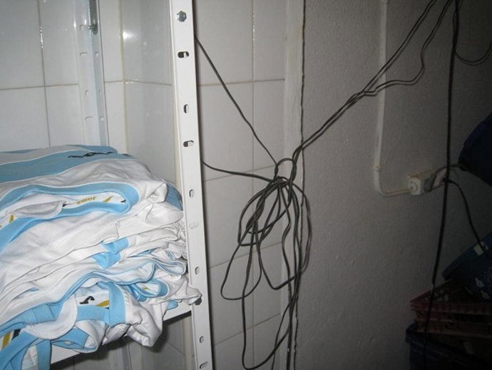 Cables Suletos En Los Vestuarios Del Campo De Fútbol