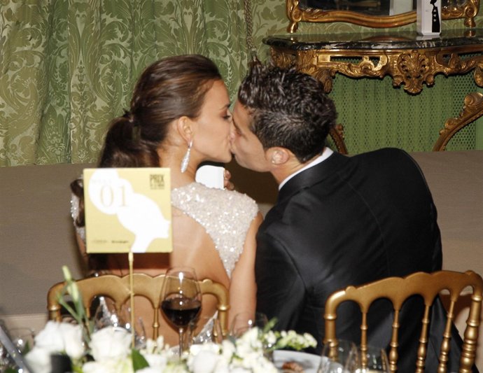 Cristiano Ronaldo Besando A Irina Shayk