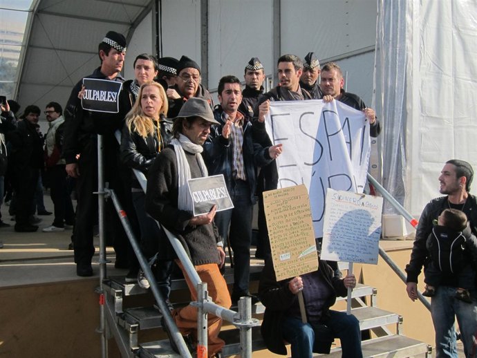 'Indignados' Contra La Pista De Hielo En Plaza Catalunya De Barcelona