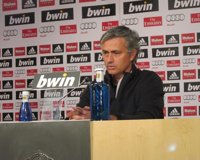 Fútbol.- Mourinho sobre la sanción a Piqué: "Mi opinión no cuenta, es más importante la de juristas, Platini o Blatter"
