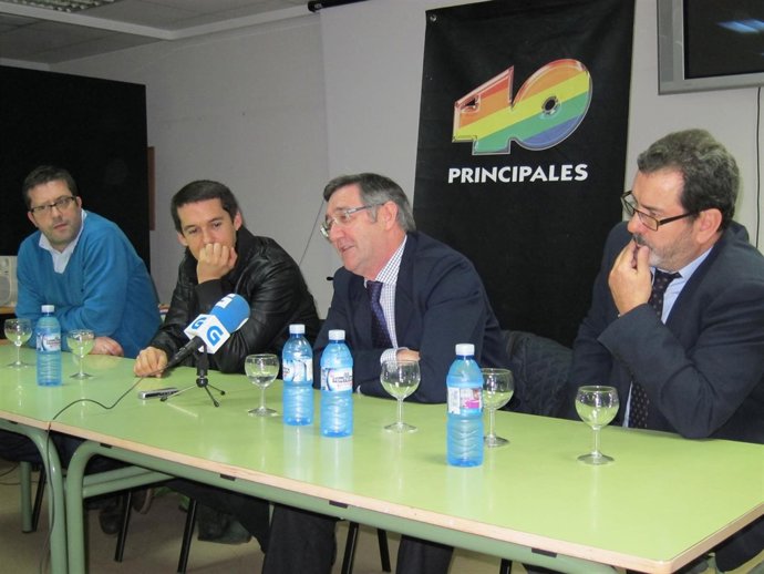 El Cantante De Maldita Nerea (Segundo Por La Izq.) En Un Instituto En Santiago