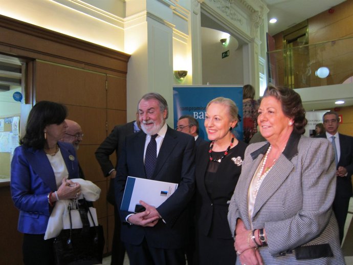 Rita Barberá Junto A Miembros Del Jurado Del XX Premio De Convivencia Broseta