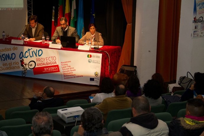 La Diputada En Huelva De Socioeconómico, Esperanza Cortés, En Ayamonte.